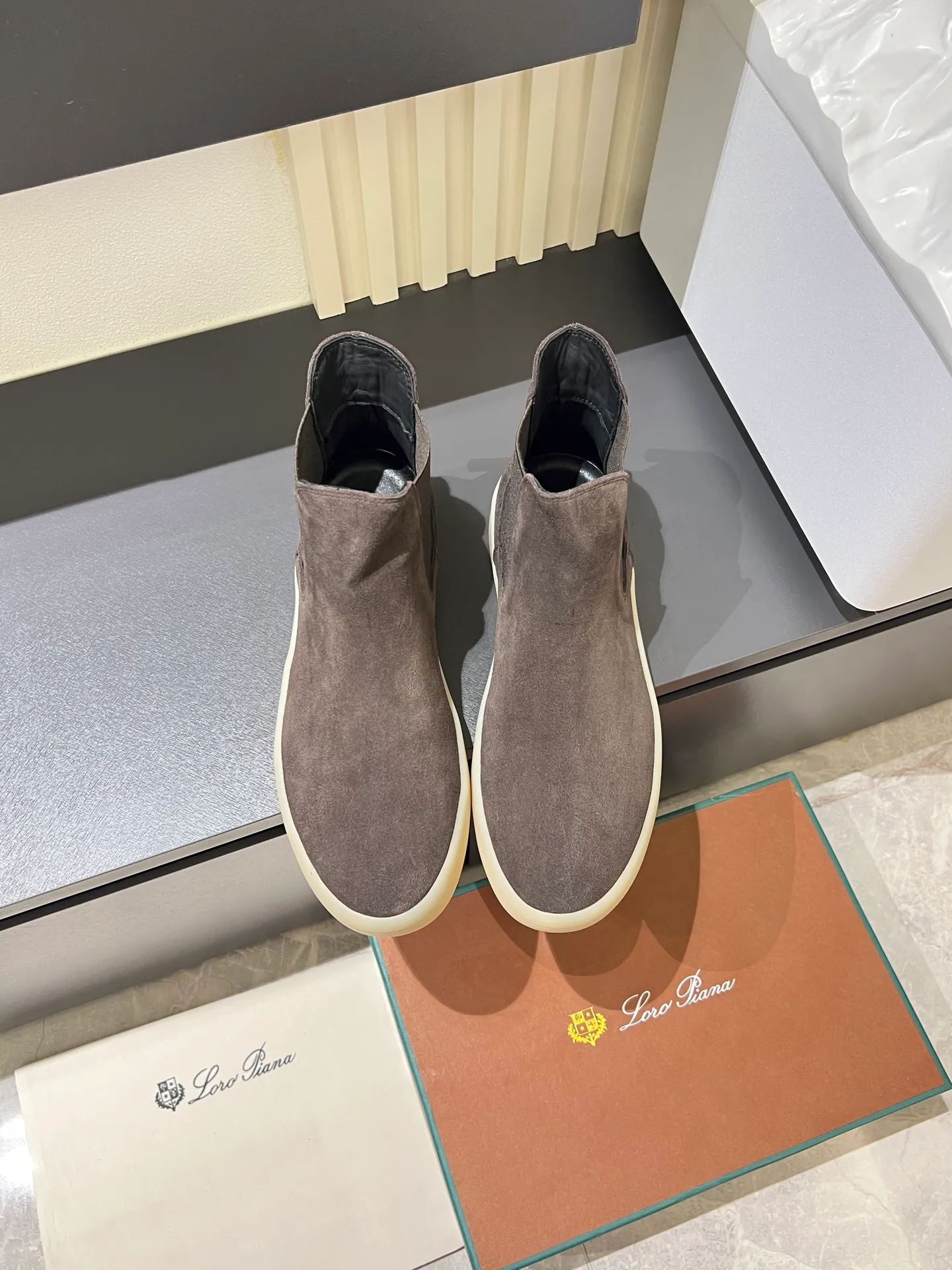 p440 Loro Piana's new niche winter men's mid-top shoes are shipped! The fabric is made of mercerized cowhide imported from Italy, with a sheepskin lining, which is comfortable, breathable and not stuffy to the feet. The outsole is made of natural rubber, which is wear-resistant and non-slip! Size: 38-44 (45.46.)